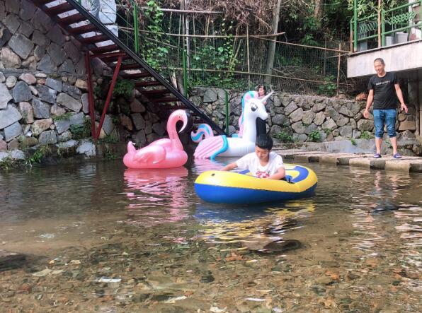 溪水樂園