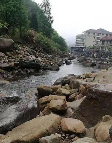 周圍小溪