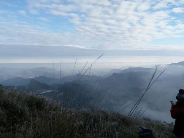 登山望天闊
