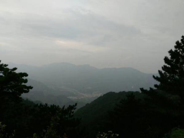 淡墨般的山脈