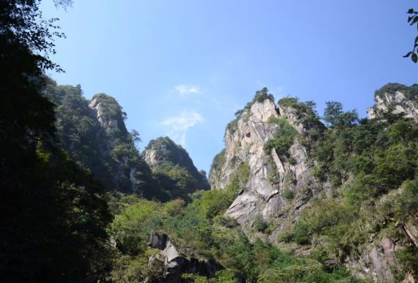 藍天下的巍峨
