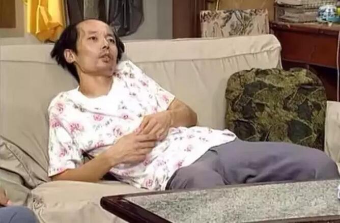 葛優靠在沙發上