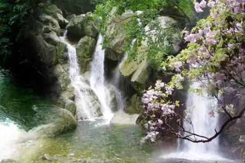 山間瀑布